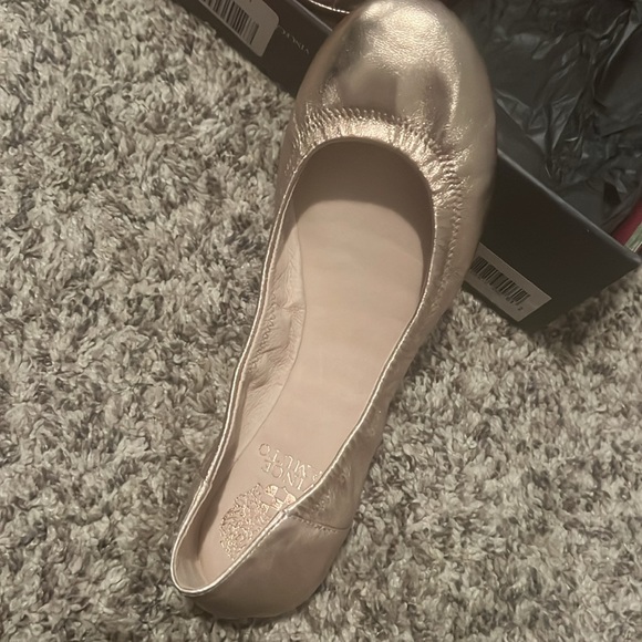 Vince Camuto Ellen Flats NEW size 6.5 rose gold - Picture 5 of 6